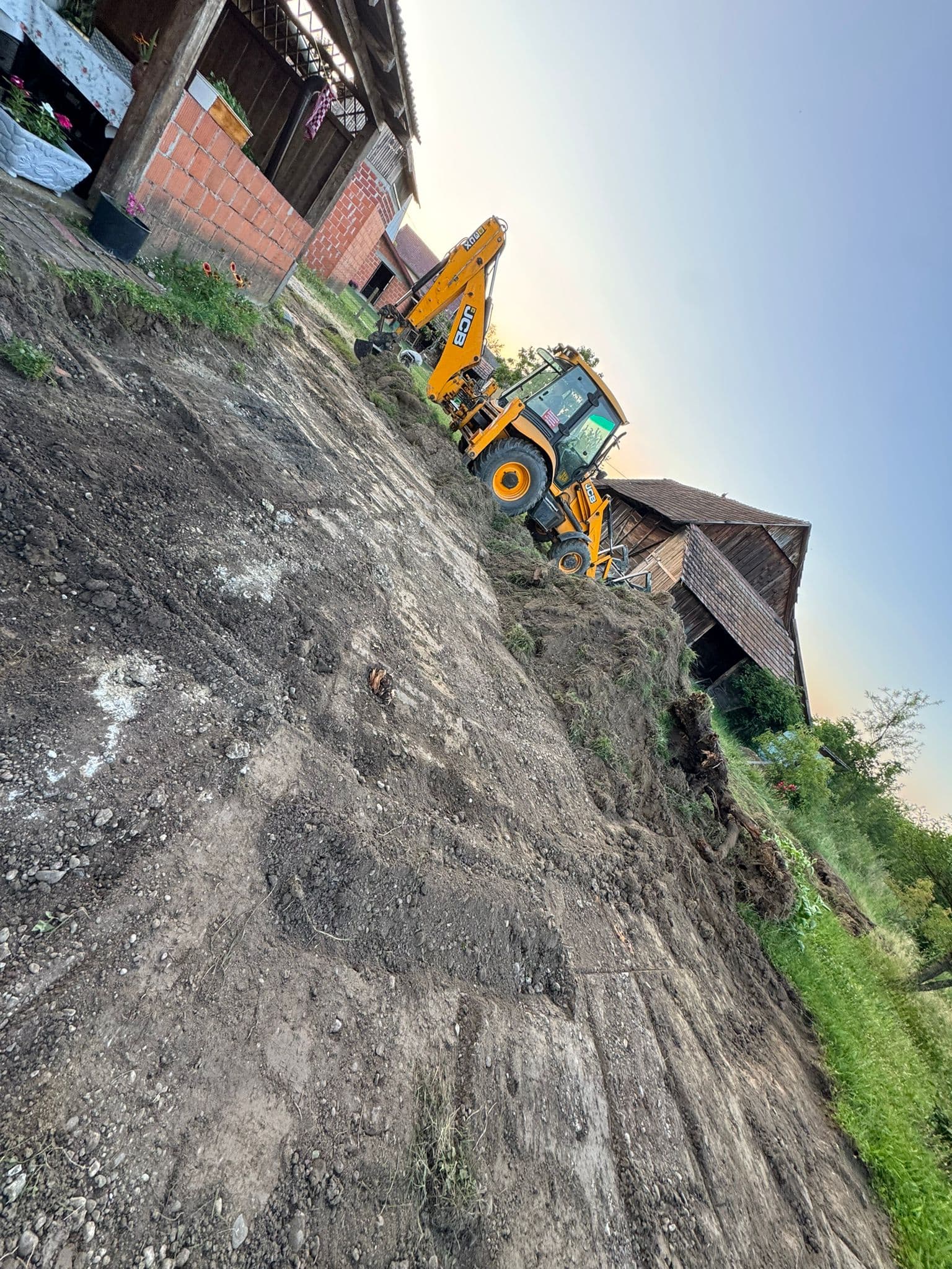 Rad na iskopu dvorišta s JCB bagerom