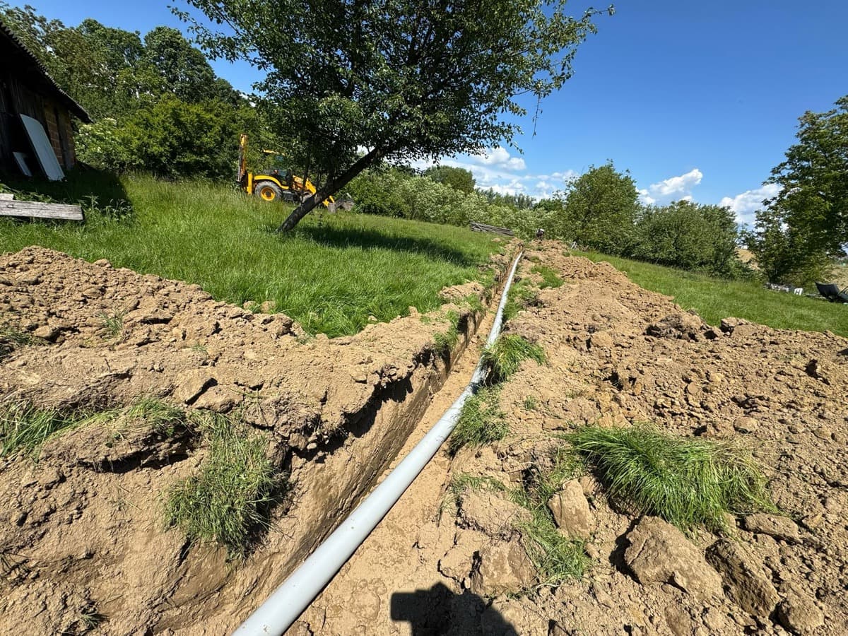 Polaganje PVC cijevi u iskopani kanal