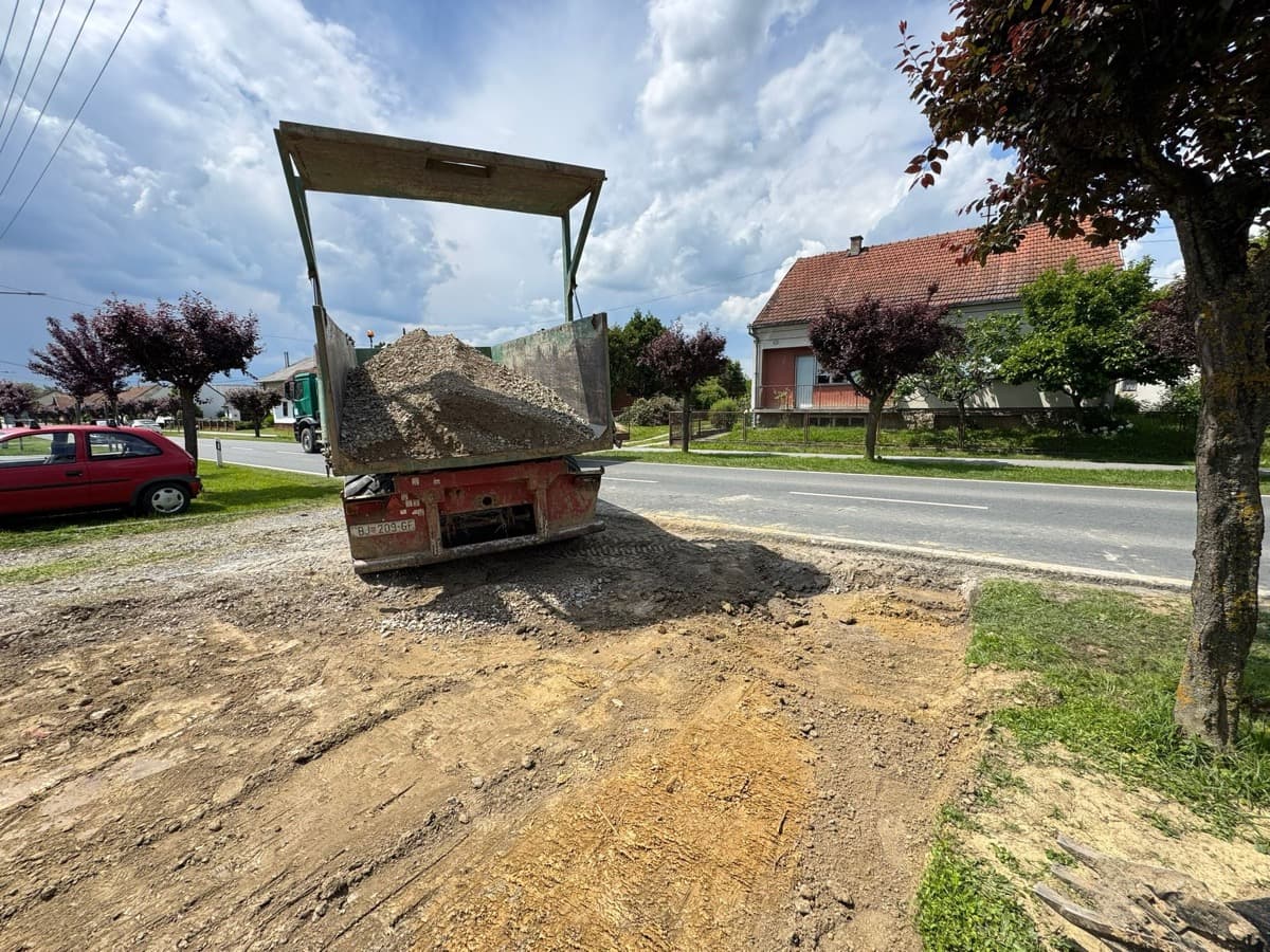Dovoz kamena Fendt traktorom s kiperom