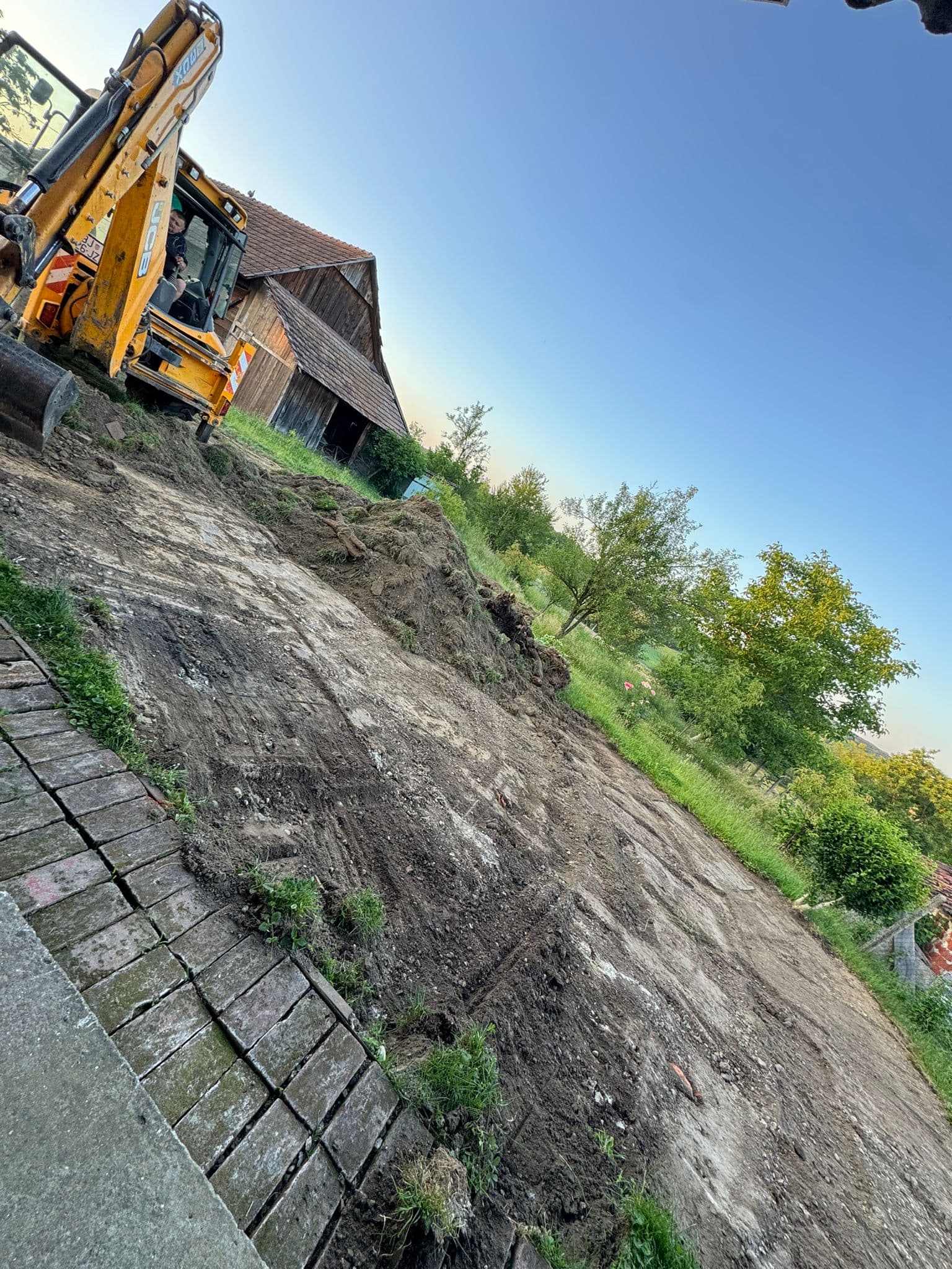 Iskop dvorišta JCB bagerom u Garešnici