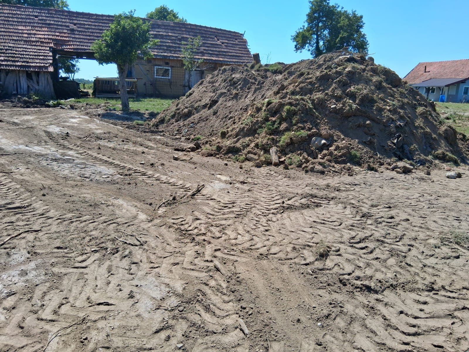 Gomila iskopane zemlje tijekom niveliranja