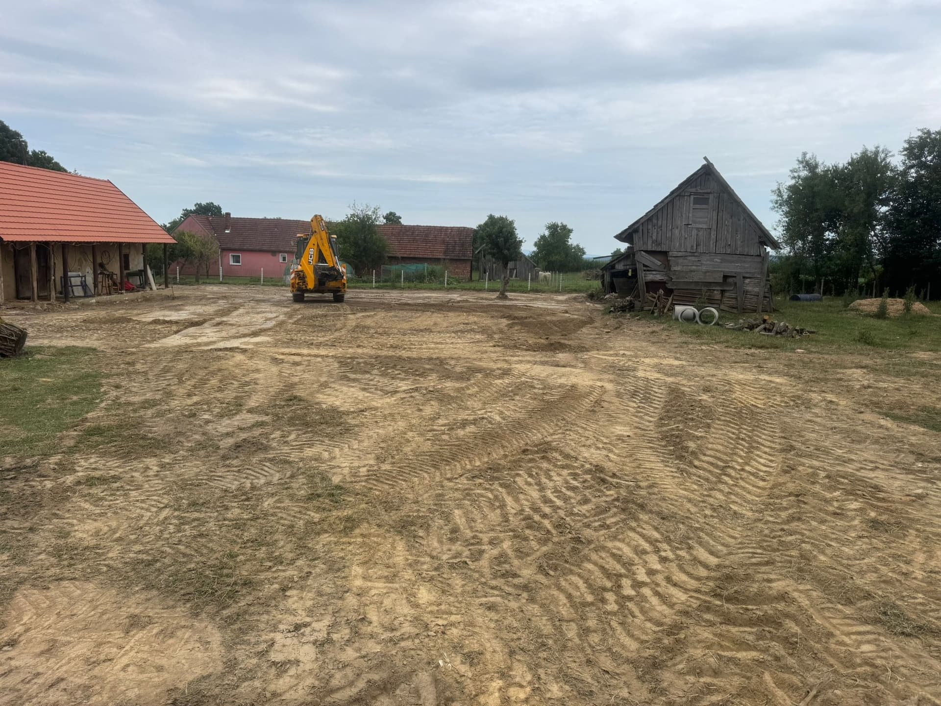 Početak niveliranja terena JCB bagerom u Garešnici