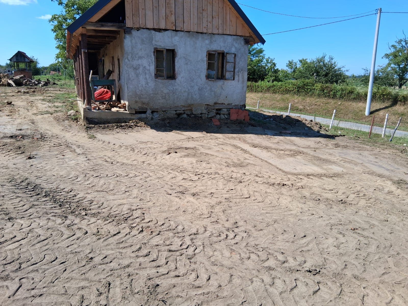 Precizno niveliranje dvorišta s JCB bagerom