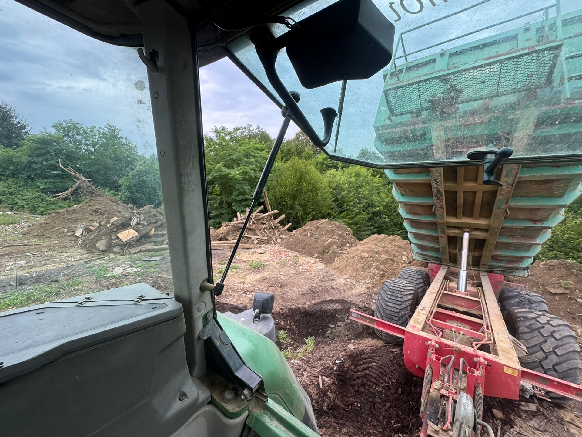 Rad na niveliranju iz kabine JCB bagera