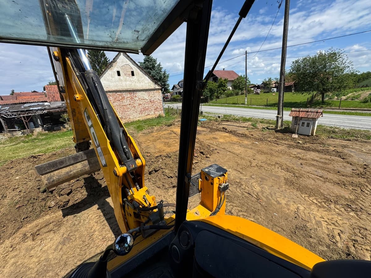 JCB 3CX bager u akciji - ravnanje i nivelacija površine