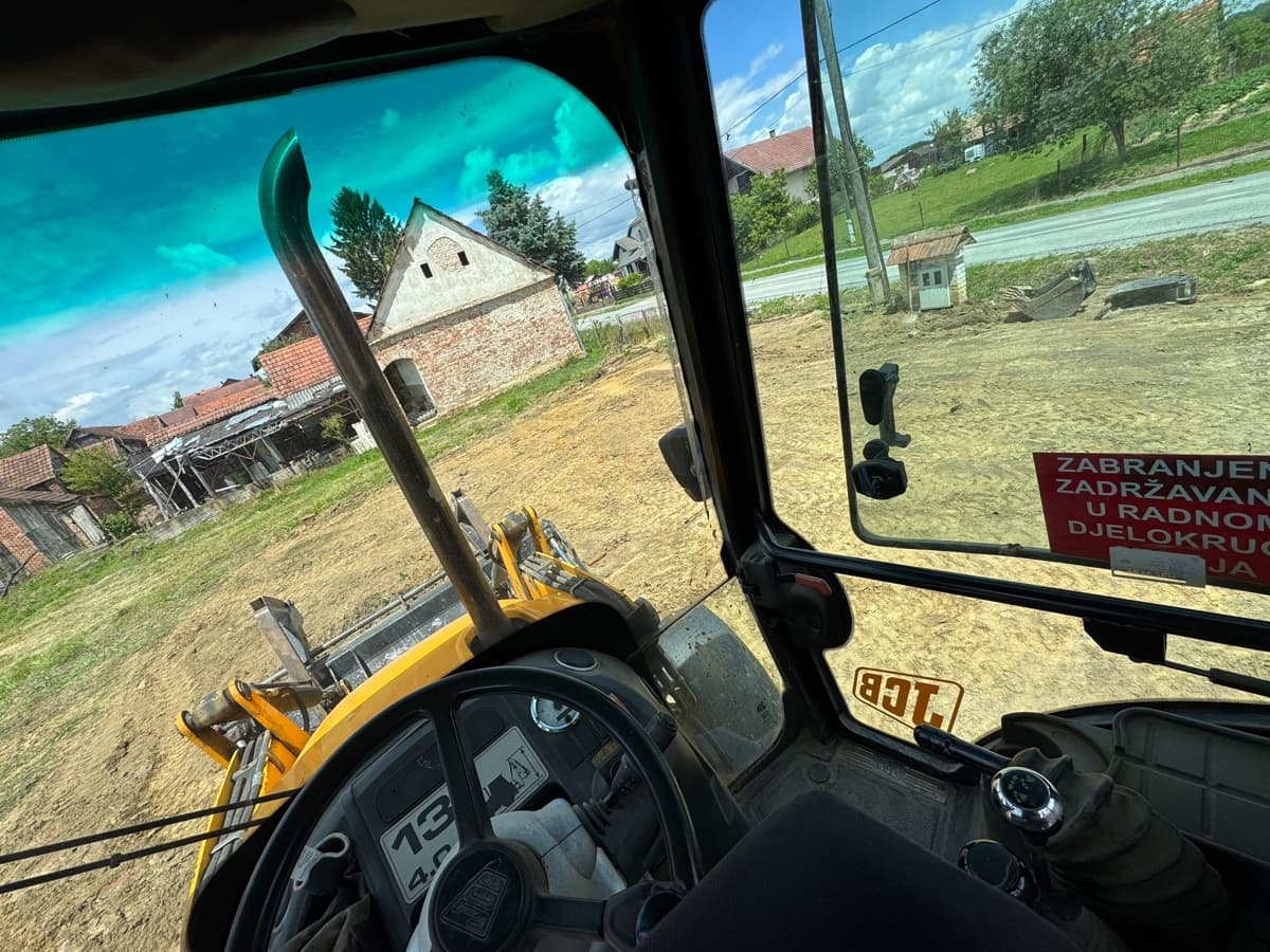 Rad iz kabine bagera - profesionalna kontrola svih procesa