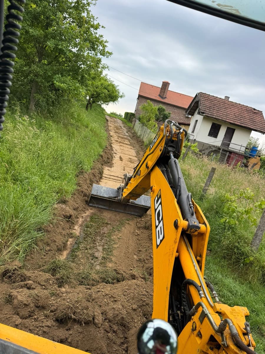 Čišćenje i ravnanje pristupnog puta JCB bagerom