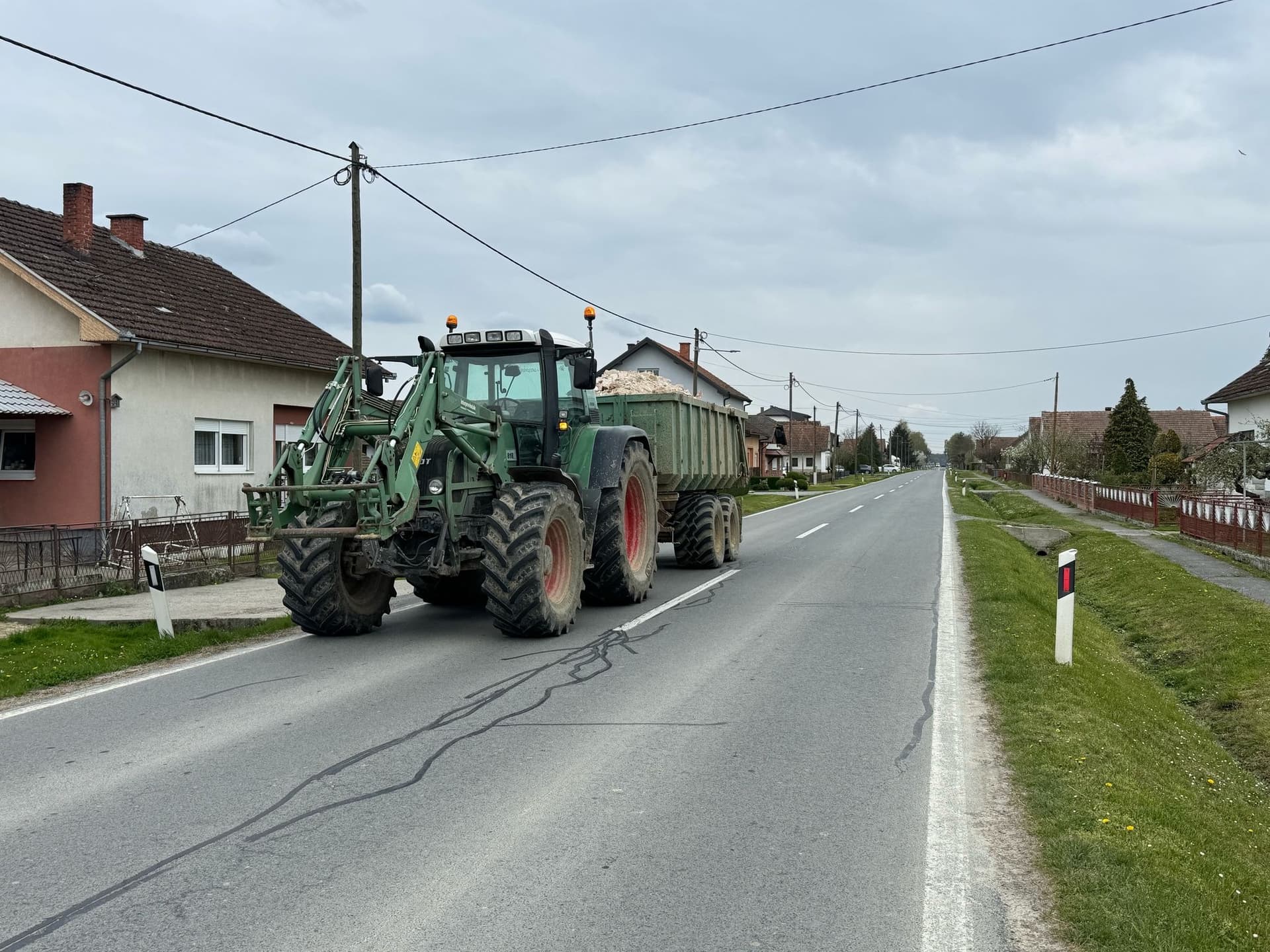 Fendt traktor s prikolicom za prijevoz materijala na cesti između Garešnice i Hrastovca