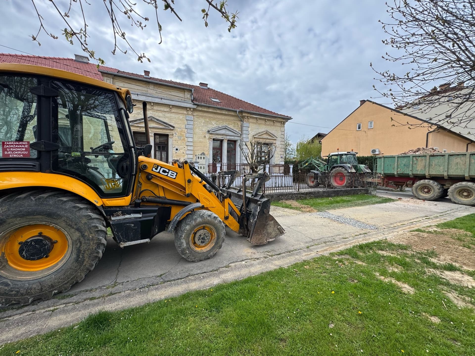 JCB kombinirka tijekom utovarivanja šute u prikolicu