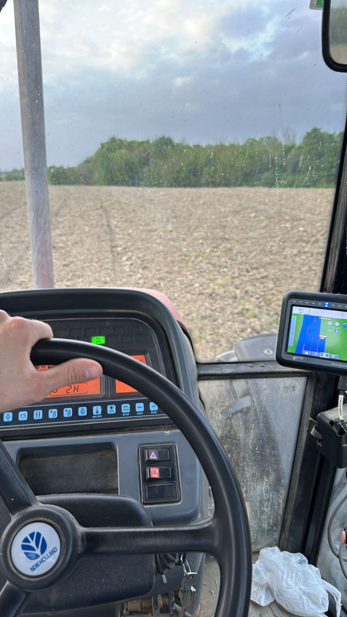 Moderna kabina traktora sa GPS navigacijom za preciznu sjetvu soje