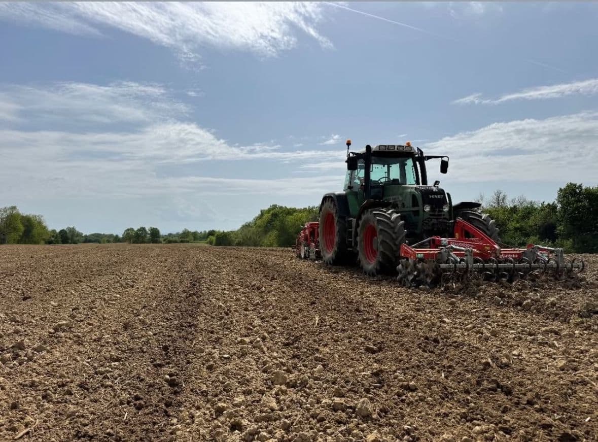 Fendt traktor sa sijačicom za soju na obrađenom polju u Kapelici 2025