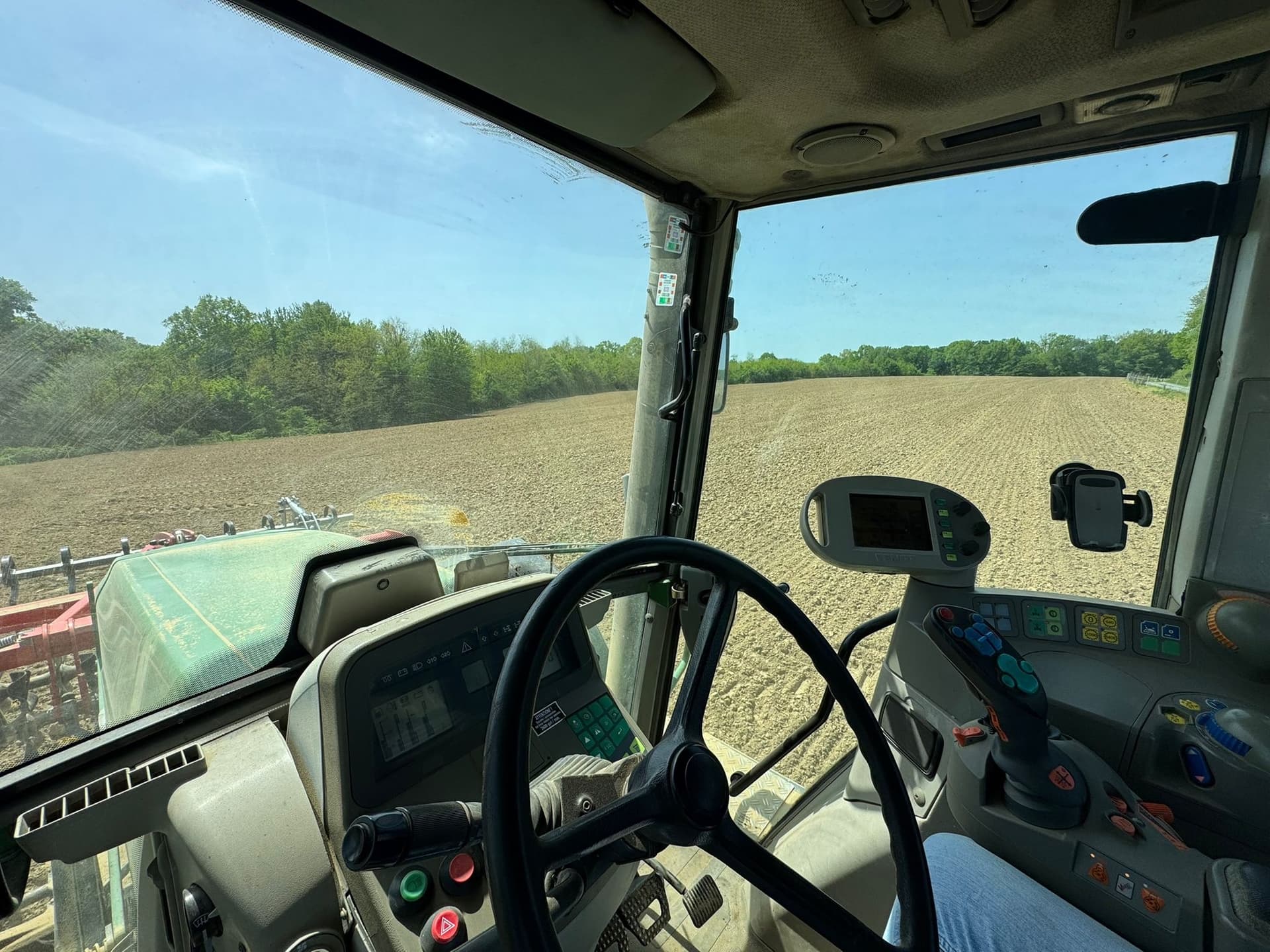 Pogled iz kabine traktora tokom sjetva soje u Kapelici